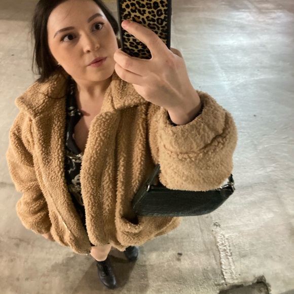 Meet your Posher, Cassandra - Picture 2 of 3